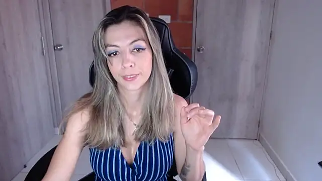 Snapshot of Princezzlove3 chatting on 03-08-25, 03:35 Princezzlove3 online show from 03-08-25, 03:35