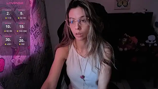 Snapshot of Princezzlove3 chatting on 09-27-25, 04:23 Princezzlove3 online show from 09-27-25, 04:23