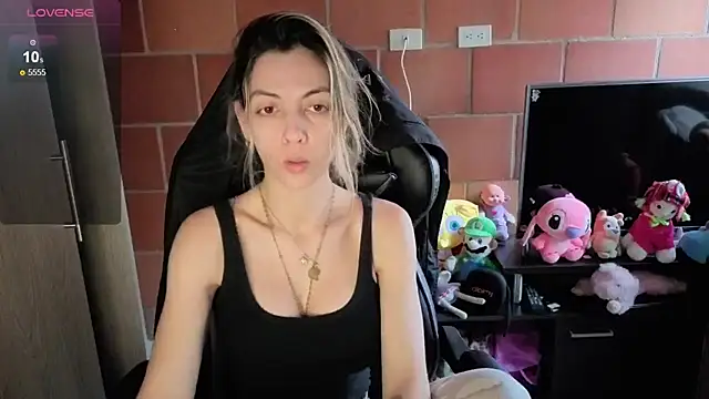 Snapshot of Princezzlove3 chatting on 10-11-25, 01:42 Princezzlove3 online show from 10-11-25, 01:42