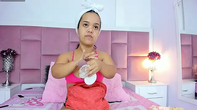 Snapshot of AnieRey chatting on 01-20-25, 11:56 AnieRey online show from 01-20-25, 11:56