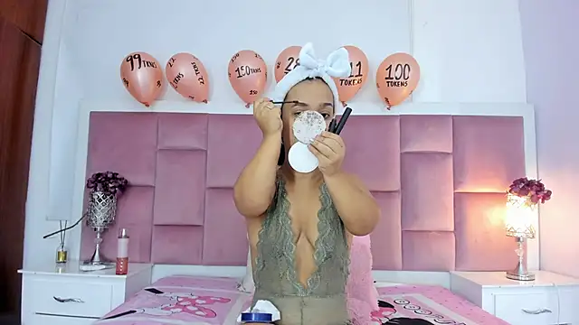 Snapshot of AnieRey chatting on 01-28-25, 12:00 AnieRey online show from 01-28-25, 12:00