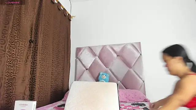 Snapshot of AnieRey chatting on 10-11-25, 12:10 AnieRey online show from 10-11-25, 12:10