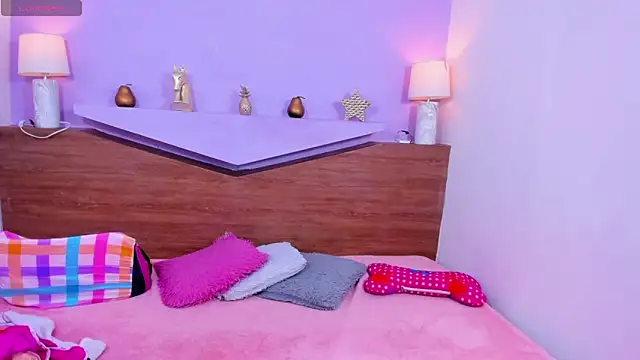 ScarletEmber3 online show from 10-05-25, 05:06