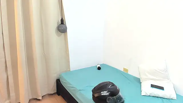 Snapshot of blueroom_party chatting on 01-15-25, 12:25 blueroom party online show from 01-15-25, 12:25