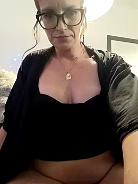 Snapshot of F0xLeigh chatting on 11-27-25, 04:31 F0xLeigh online show from 11-27-25, 04:31