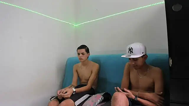 Snapshot of Latinos_2001 chatting on 02-15-25, 09:04 Latinos 2001 online show from 02-15-25, 09:04