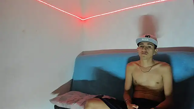 Snapshot of Latinos_2001 chatting on 02-16-25, 01:03 Latinos 2001 online show from 02-16-25, 01:03