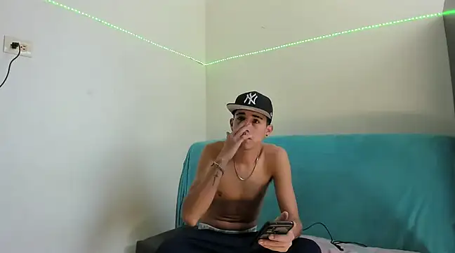 Snapshot of Latinos_2001 chatting on 02-16-25, 04:10 Latinos 2001 online show from 02-16-25, 04:10