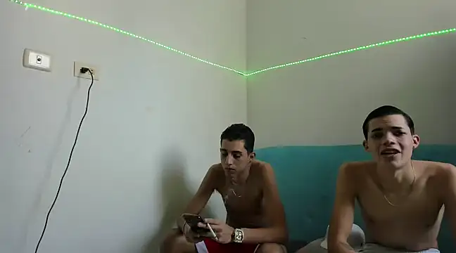 Snapshot of Latinos_2001 chatting on 02-16-25, 07:16 Latinos 2001 online show from 02-16-25, 07:16