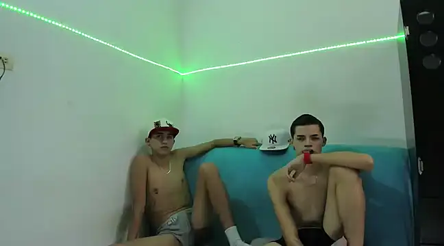 Snapshot of Latinos_2001 chatting on 02-16-25, 10:21 Latinos 2001 online show from 02-16-25, 10:21