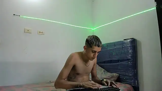 Snapshot of Latinos_2001 chatting on 02-19-25, 10:20 Latinos 2001 online show from 02-19-25, 10:20