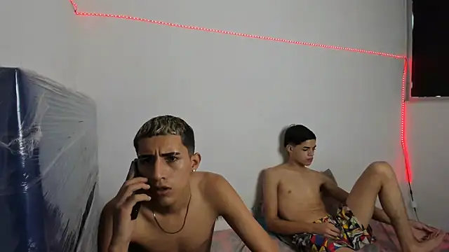 Snapshot of Latinos_2001 chatting on 02-26-25, 01:30 Latinos 2001 online show from 02-26-25, 01:30