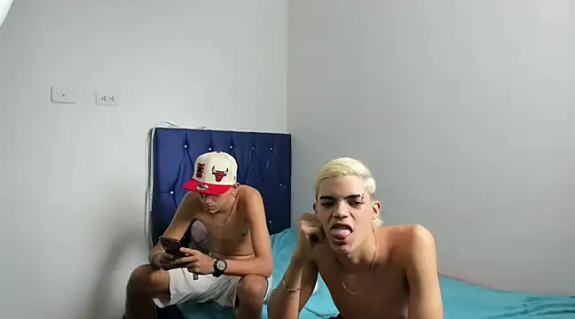 Snapshot of Latinos_2001 chatting on 03-17-25, 03:40 Latinos 2001 online show from 03-17-25, 03:40