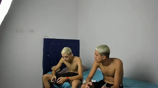 Snapshot of Latinos_2001 chatting on 03-20-25, 11:34 Latinos 2001 online show from 03-20-25, 11:34