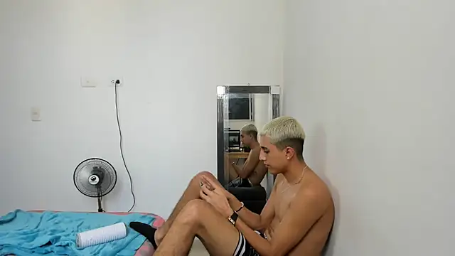 Snapshot of Latinos_2001 chatting on 03-22-25, 06:14 Latinos 2001 online show from 03-22-25, 06:14