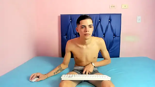 Snapshot of Latinos_2001 chatting on 10-05-25, 01:53 Latinos 2001 online show from 10-05-25, 01:53