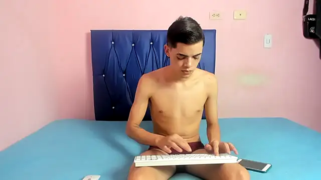 Snapshot of Latinos_2001 chatting on 10-10-25, 05:56 Latinos 2001 online show from 10-10-25, 05:56