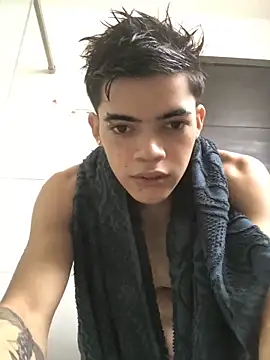 Snapshot of Latinos_2001 chatting on 11-13-25, 12:37 Latinos 2001 online show from 11-13-25, 12:37