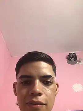 Snapshot of Latinos_2001 chatting on 12-05-25, 02:42 Latinos 2001 online show from 12-05-25, 02:42