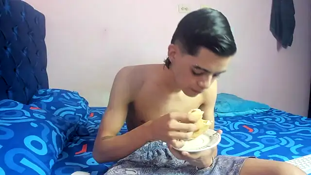 Snapshot of Latinos_2001 chatting on 02-02-26, 03:22 Latinos 2001 online show from 02-02-26, 03:22