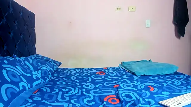 Snapshot of Latinos_2001 chatting on 02-05-26, 02:33 Latinos 2001 online show from 02-05-26, 02:33