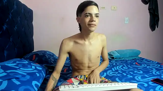 Snapshot of Latinos_2001 chatting on 03-05-26, 11:50 Latinos 2001 online show from 03-05-26, 11:50