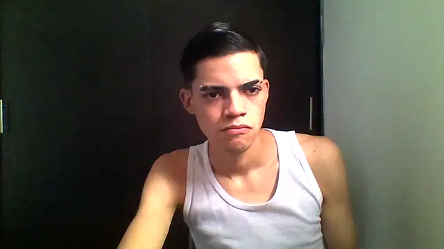 Snapshot of Latinos_2001 chatting on 05-14-26, 02:35 Latinos 2001 online show from 05-14-26, 02:35