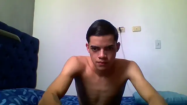 Snapshot of Latinos_2001 chatting on 05-16-26, 03:44 Latinos 2001 online show from 05-16-26, 03:44