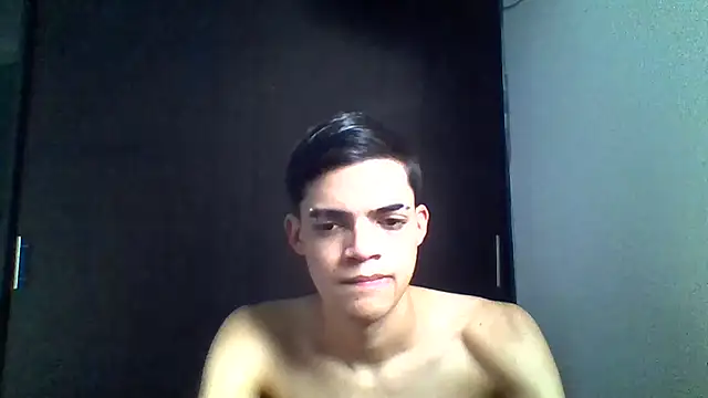 Snapshot of Latinos_2001 chatting on 05-17-26, 10:39 Latinos 2001 online show from 05-17-26, 10:39