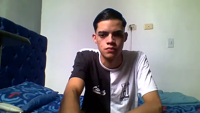 Snapshot of Latinos_2001 chatting on 05-30-26, 02:47 Latinos 2001 online show from 05-30-26, 02:47