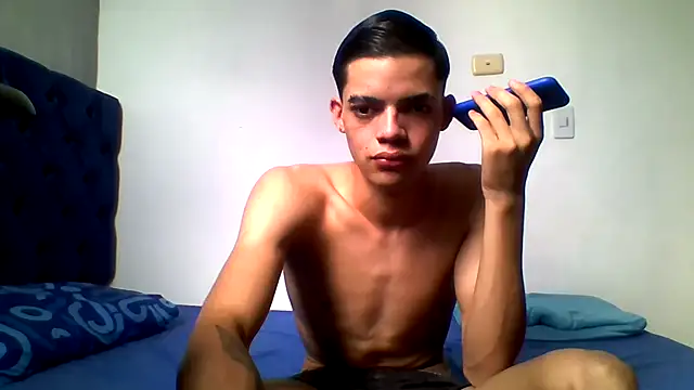 Snapshot of Latinos_2001 chatting on 06-01-26, 04:09 Latinos 2001 online show from 06-01-26, 04:09