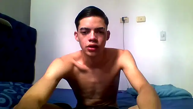 Snapshot of Latinos_2001 chatting on 06-02-26, 02:30 Latinos 2001 online show from 06-02-26, 02:30