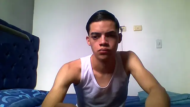 Snapshot of Latinos_2001 chatting on 06-07-26, 02:21 Latinos 2001 online show from 06-07-26, 02:21