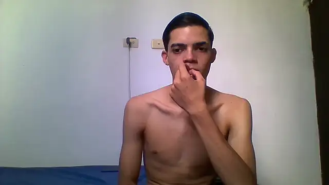 Snapshot of Latinos_2001 chatting on 06-11-26, 02:26 Latinos 2001 online show from 06-11-26, 02:26