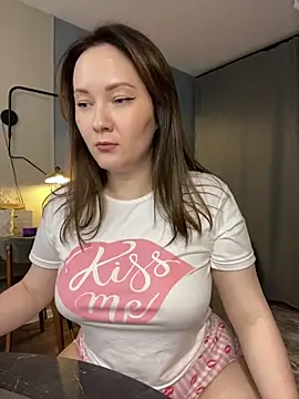 Snapshot of Kiss_My_Body chatting on 09-22-25, 04:42 Kiss My Body online show from 09-22-25, 04:42