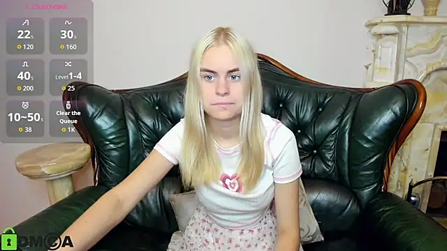 Snapshot of HillEva chatting on 09-10-25, 07:58 HillEva online show from 09-10-25, 07:58