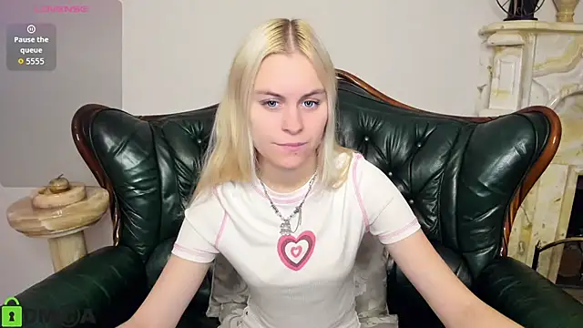 Snapshot of HillEva chatting on 10-25-25, 07:05 HillEva online show from 10-25-25, 07:05