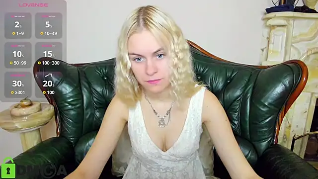 Snapshot of HillEva chatting on 10-27-25, 08:18 HillEva online show from 10-27-25, 08:18