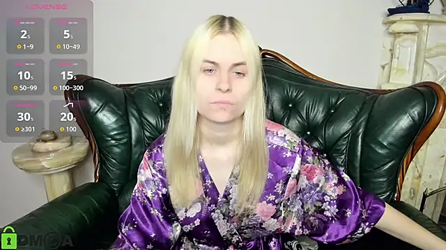 Snapshot of HillEva chatting on 11-08-25, 08:29 HillEva online show from 11-08-25, 08:29