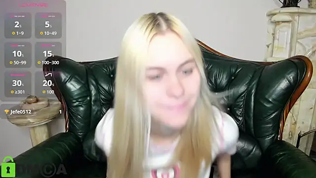 Snapshot of HillEva chatting on 11-12-25, 08:37 HillEva online show from 11-12-25, 08:37