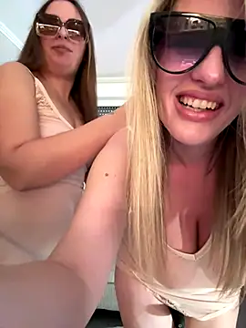 Snapshot of Megan_off chatting on 10-07-25, 08:22 Megan off online show from 10-07-25, 08:22