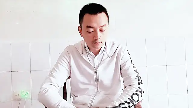 Snapshot of swg176 chatting on 09-26-25, 01:42 swg176 online show from 09-26-25, 01:42