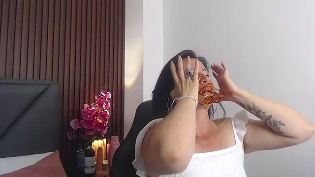 emmily taylor  online show from 02-02-25, 01:23