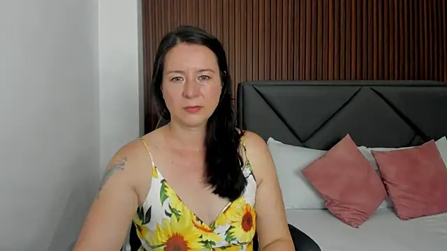 emmily taylor  online show from 02-10-25, 07:07