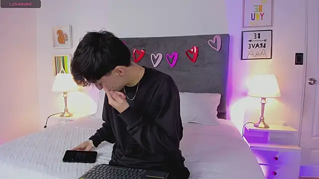 Snapshot of ethan_and_ava chatting on 02-25-25, 01:39 ethan and ava online show from 02-25-25, 01:39