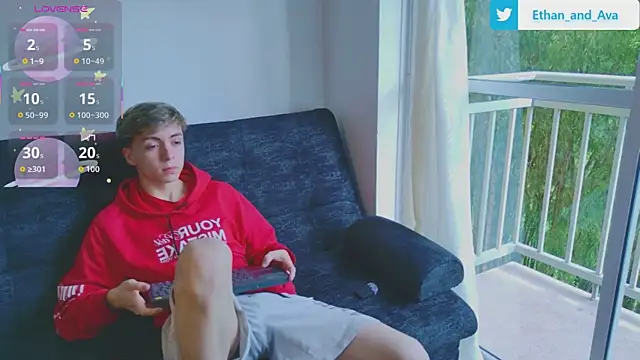 Snapshot of ethan_and_ava chatting on 10-19-25, 01:12 ethan and ava online show from 10-19-25, 01:12