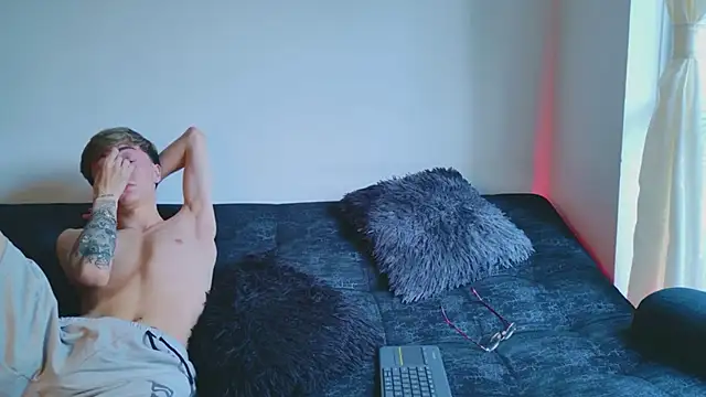 Snapshot of ethan_and_ava chatting on 10-24-25, 02:57 ethan and ava online show from 10-24-25, 02:57