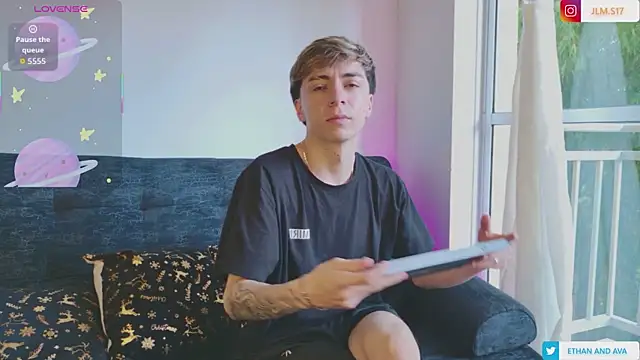 Snapshot of ethan_and_ava chatting on 11-26-25, 01:34 ethan and ava online show from 11-26-25, 01:34