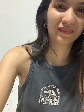 Snapshot of Bella_still chatting on 11-21-25, 01:21 Bella still online show from 11-21-25, 01:21