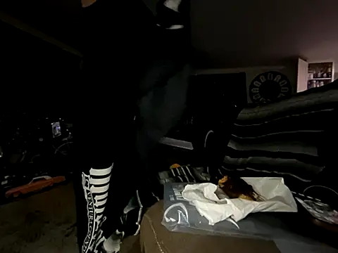 Snapshot of hornycouple818 chatting on 09-16-25, 01:01 hornycouple818 online show from 09-16-25, 01:01